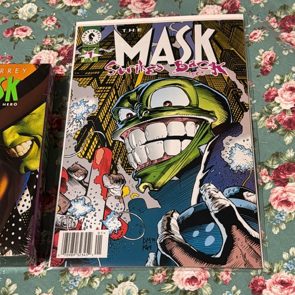 The MASK 📼 & Comic Books. Sealed VHS! 2 near mint condition comic books. 💫📼👀 - Picture 4 of 8
